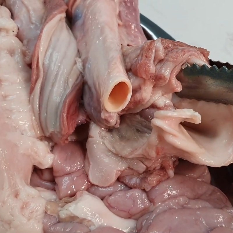 Bước 1 Sơ chế lòng heo sạch sẽ Huyết chưng