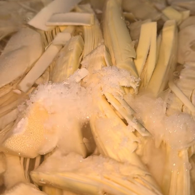 Bước 2 Sơ chế măng và các nguyên liệu khác Vịt kho măng