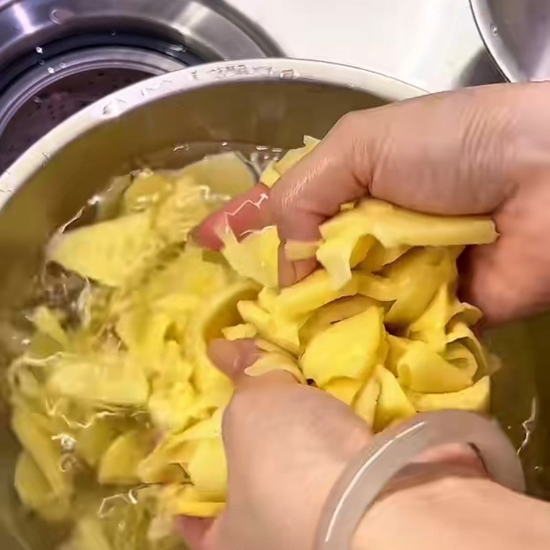 Bước 2 Sơ chế măng và các nguyên liệu khác Vịt kho măng