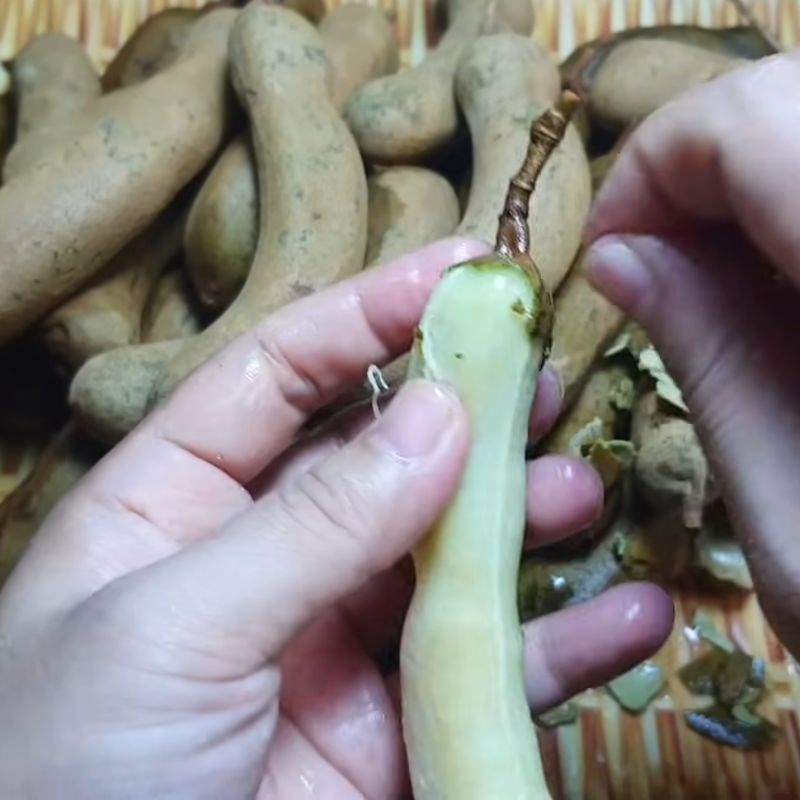 Bước 1 Sơ chế me tươi Mứt me ngào đường