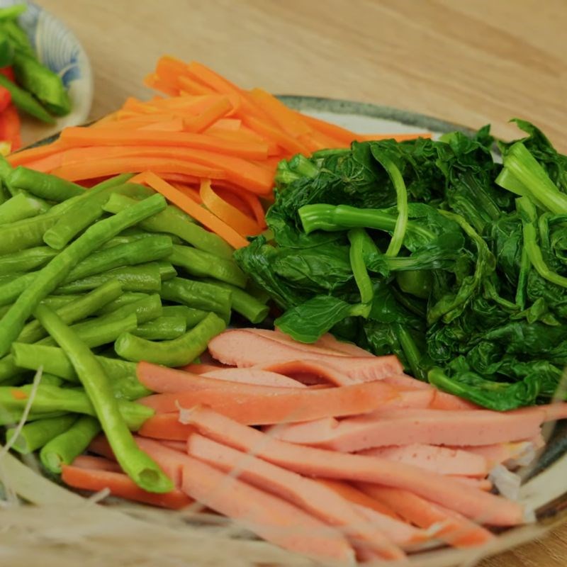 Bước 1 Sơ chế miến dong và rau củ miến trộn xì dầu