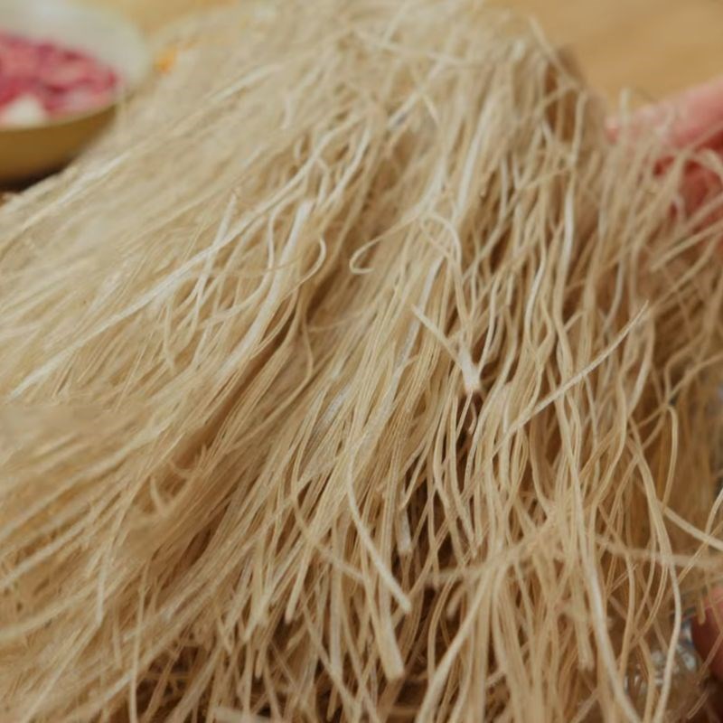 Bước 1 Sơ chế miến dong và rau củ miến trộn xì dầu