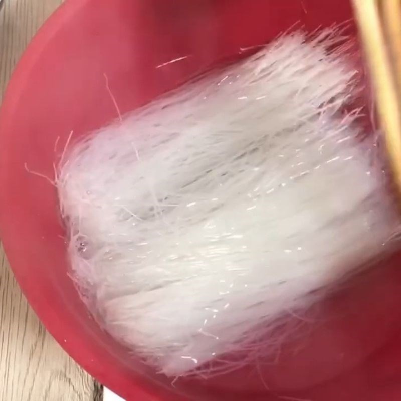 Bước 1 Sơ chế miến và các nguyên liệu khác canh miến