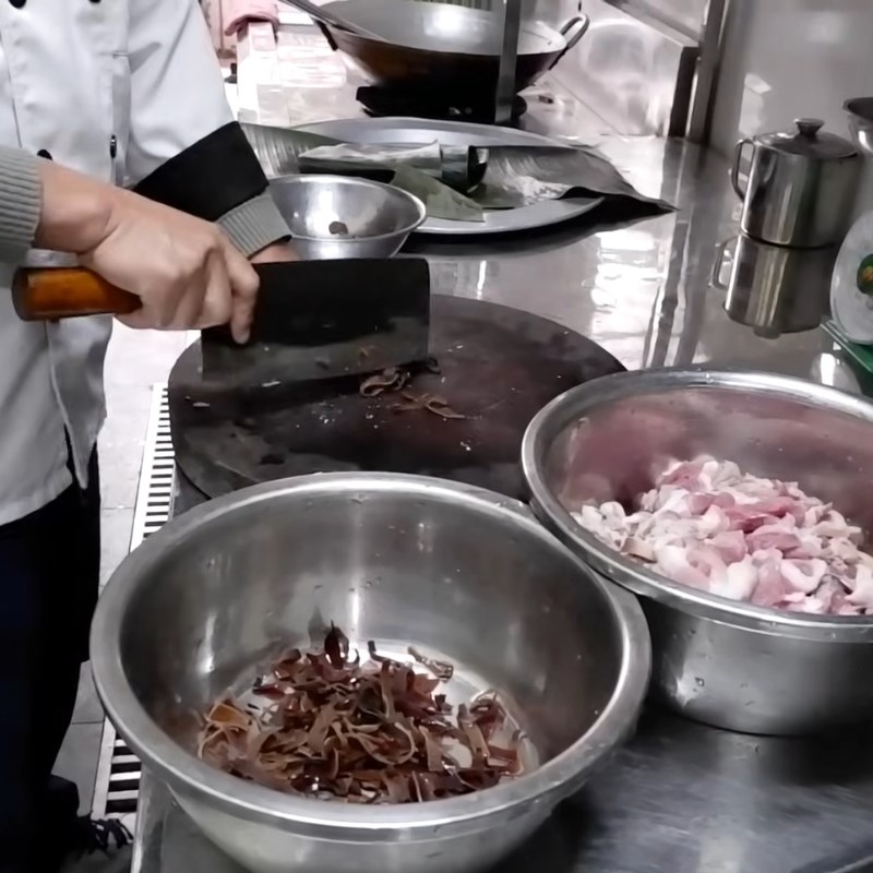 Bước 3 Sơ chế mộc nhĩ, nấm hương Giò thủ tai heo miền Bắc