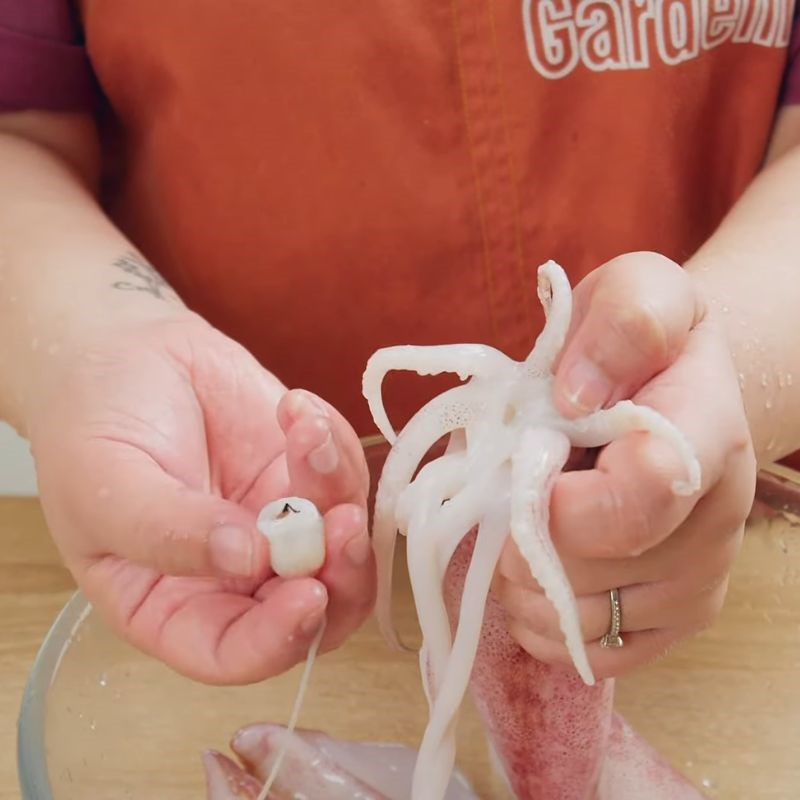 Bước 1 Sơ chế mực tươi mực hấp gừng