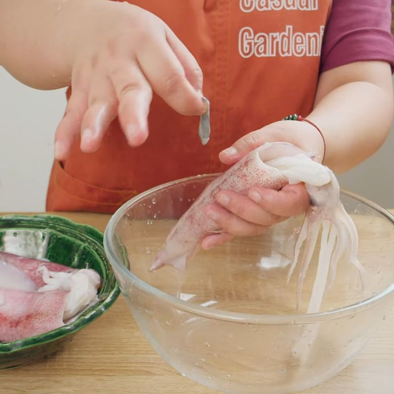 Bước 1 Sơ chế mực tươi mực hấp gừng