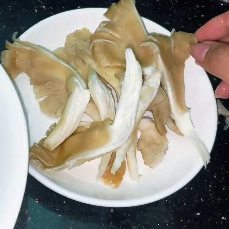 Bước 2 Sơ chế nấm bào ngư đúng cách Canh nấm bào ngư thịt băm