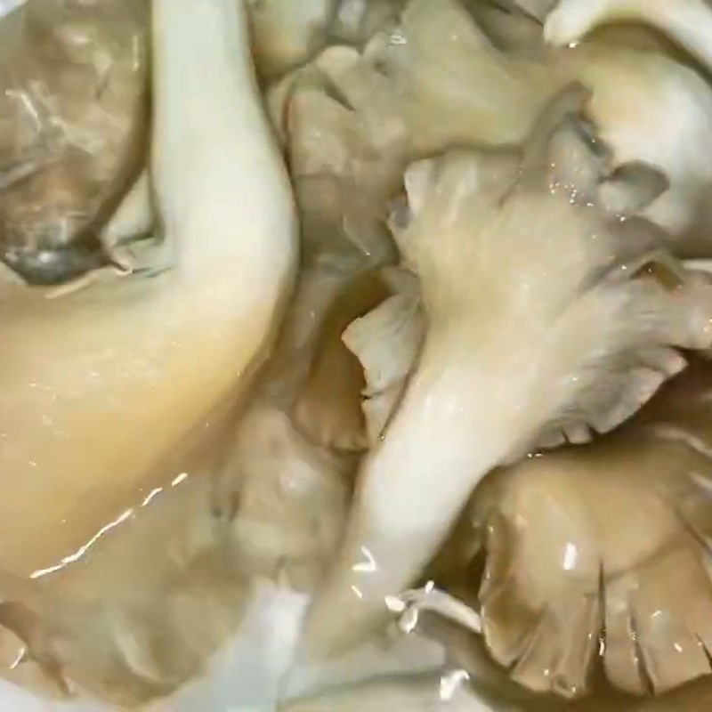 Bước 2 Sơ chế nấm bào ngư đúng cách Canh nấm bào ngư thịt băm