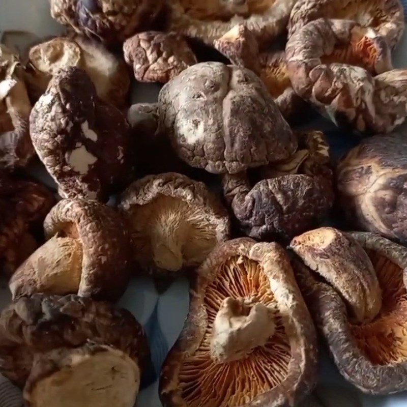 Bước 1 Sơ chế nấm đông cô khô Hạt nêm chay từ nấm đông cô