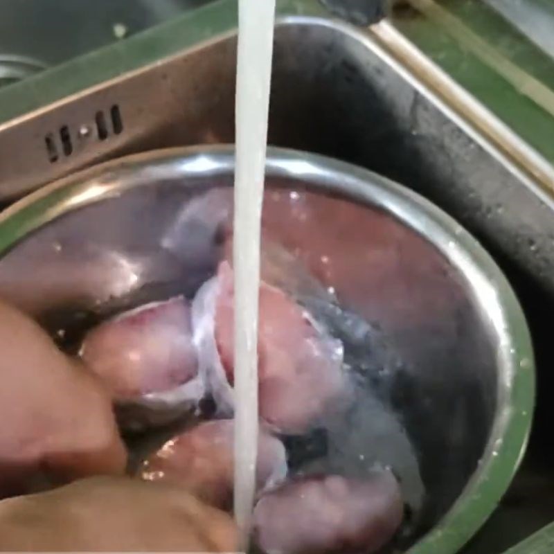 Bước 1 Sơ chế nguyên liệu cá kho bằng nồi nấu chậm