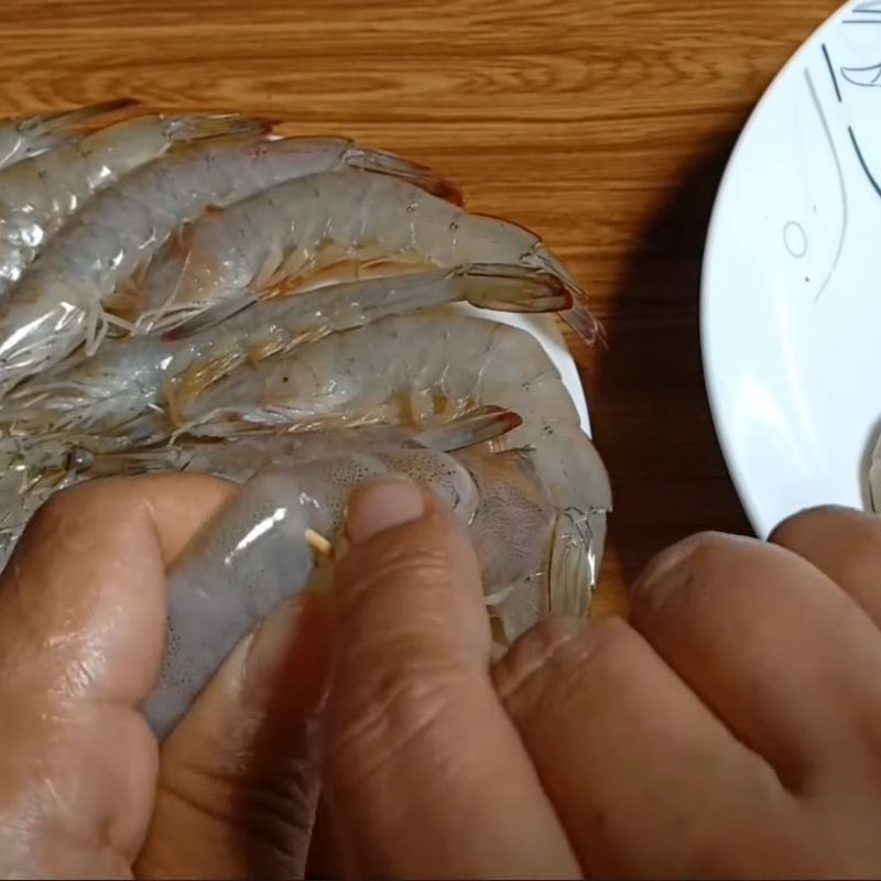 Bước 1 Sơ chế nguyên liệu Tôm rim thịt ba chỉ