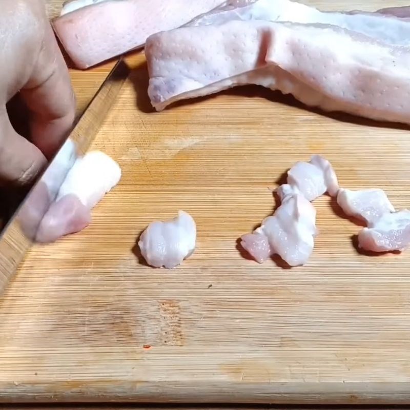 Bước 1 Sơ chế nguyên liệu Tôm rim thịt ba chỉ