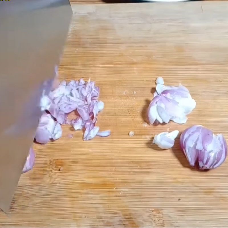 Bước 1 Sơ chế nguyên liệu Tôm rim thịt ba chỉ