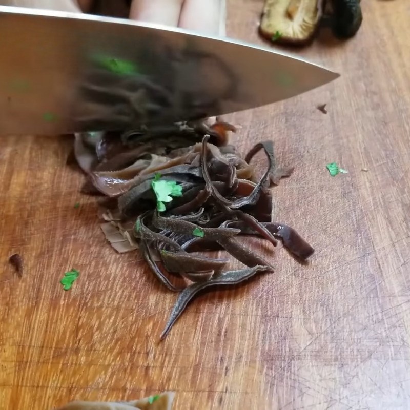 Bước 1 Sơ chế nguyên liệu Miến xào mộc nhĩ