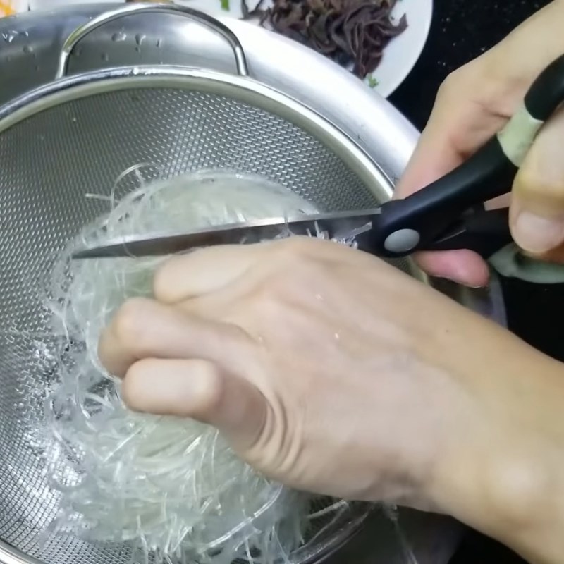 Bước 1 Sơ chế nguyên liệu Miến xào mộc nhĩ