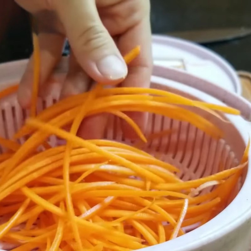 Bước 1 Sơ chế nguyên liệu Miến xào mộc nhĩ