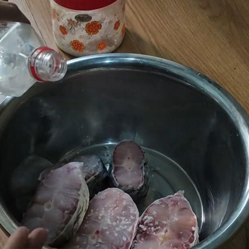 Bước 1 Sơ chế nguyên liệu cá kho bằng nồi nấu chậm