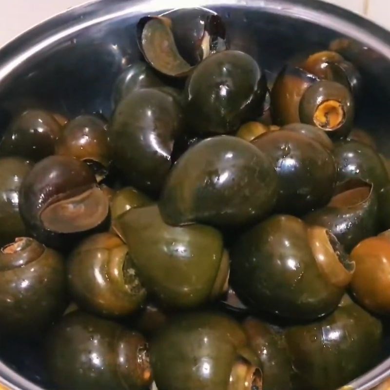 Bước 1 Sơ chế ốc và chuẩn bị rau thơm lẩu ốc