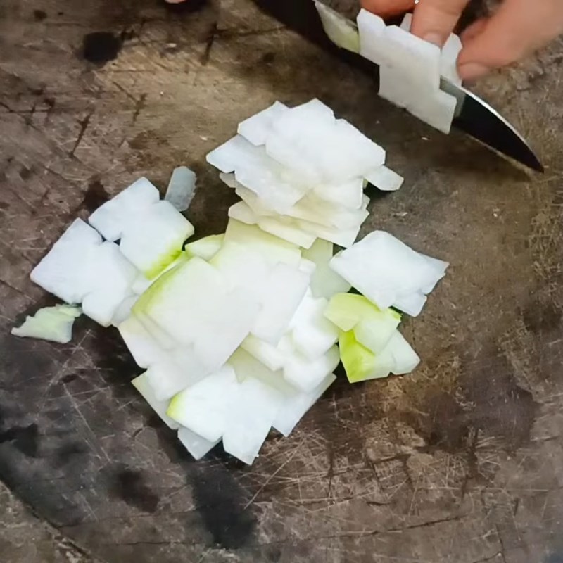 Bước 2 Tỉa và thái miếng su hào Nộm su hào cà rốt thái miếng