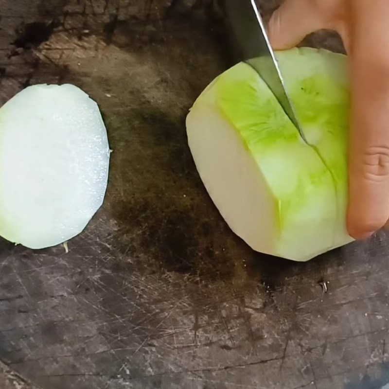 Bước 2 Tỉa và thái miếng su hào Nộm su hào cà rốt thái miếng