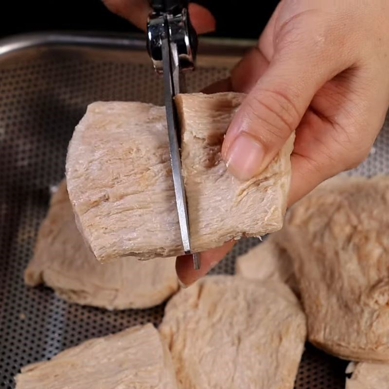 Bước 1 Sơ chế sườn non chay sườn non chay rim nước tương