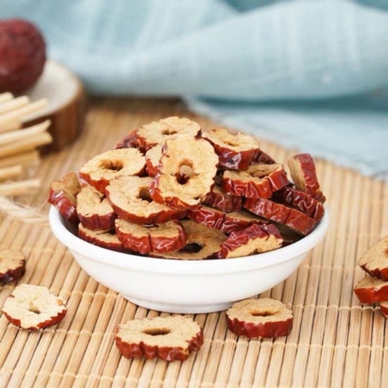 Bước 1 Sơ chế táo đỏ và chuẩn bị trà túi lọc trà Lipton nóng