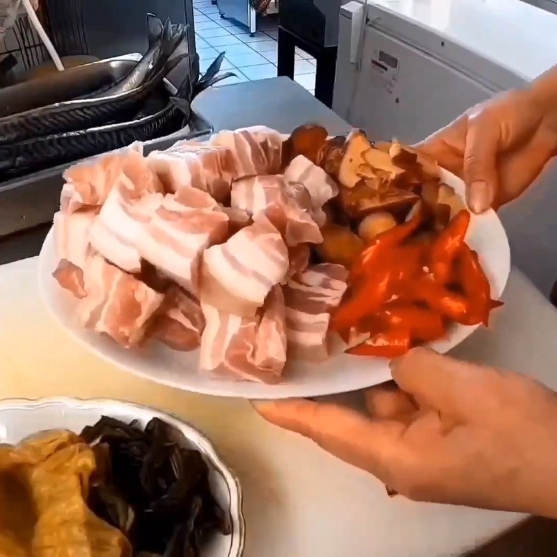 Bước 1 Sơ chế thịt ba chỉ và các nguyên liệu phụ Cá nục kho riềng