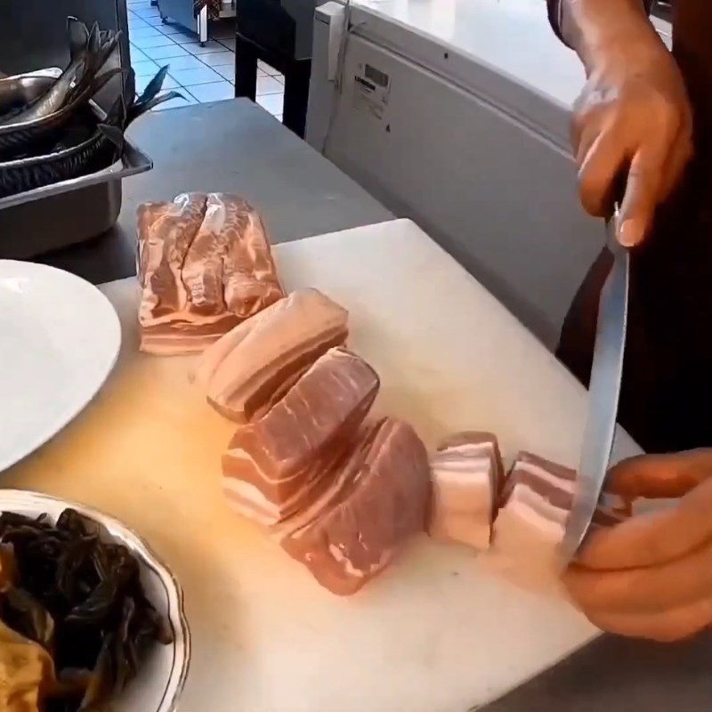 Bước 1 Sơ chế thịt ba chỉ và các nguyên liệu phụ Cá nục kho riềng