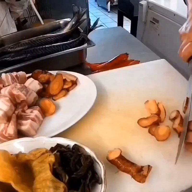 Bước 1 Sơ chế thịt ba chỉ và các nguyên liệu phụ Cá nục kho riềng