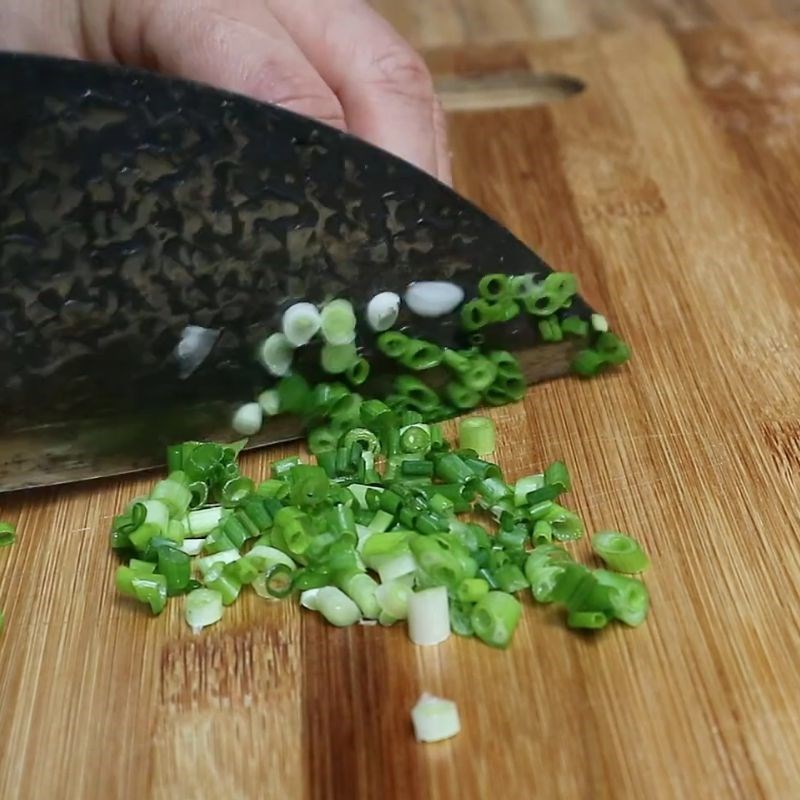 Bước 1 Sơ chế thịt ba chỉ và hành tím thịt kho nước tương