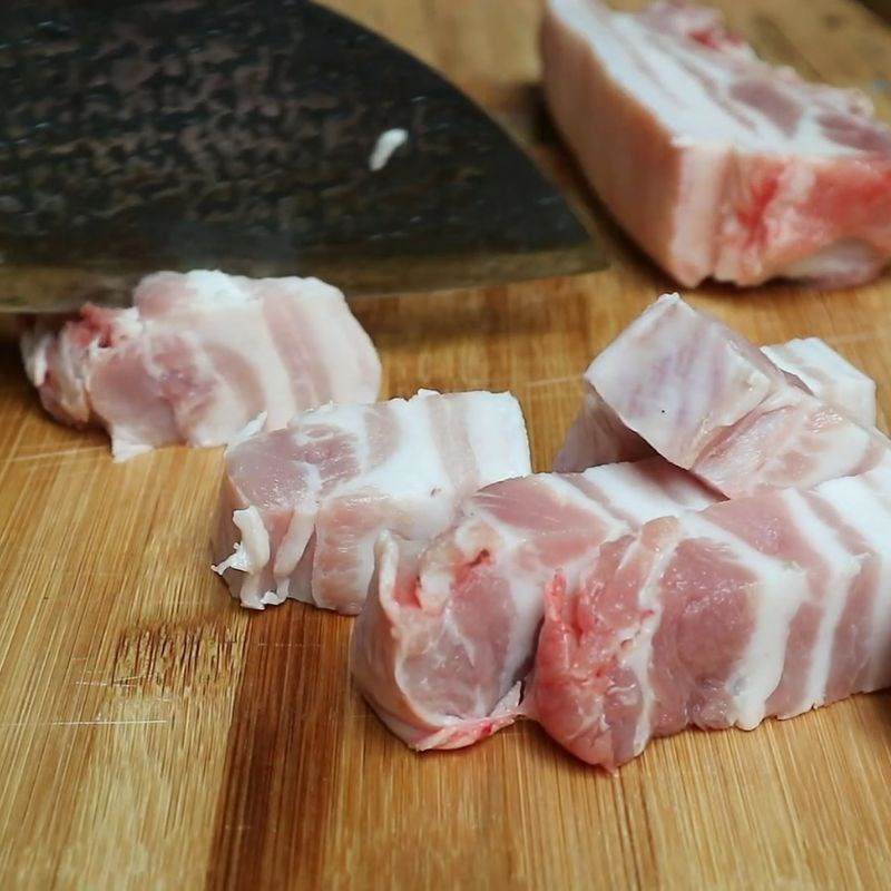 Bước 1 Sơ chế thịt ba chỉ và hành tím thịt kho nước tương