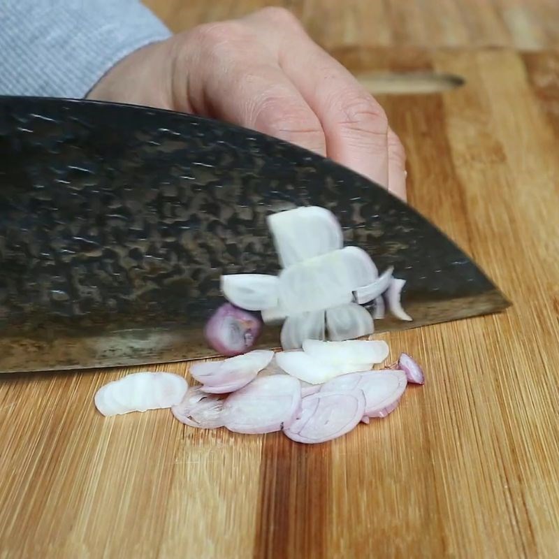 Bước 1 Sơ chế thịt ba chỉ và hành tím thịt kho nước tương