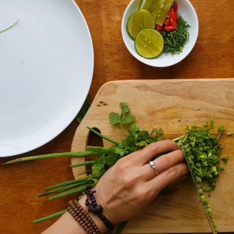 Bước 4 Sơ chế thịt gà và rau thơm ăn kèm Phở gà Hà Nội