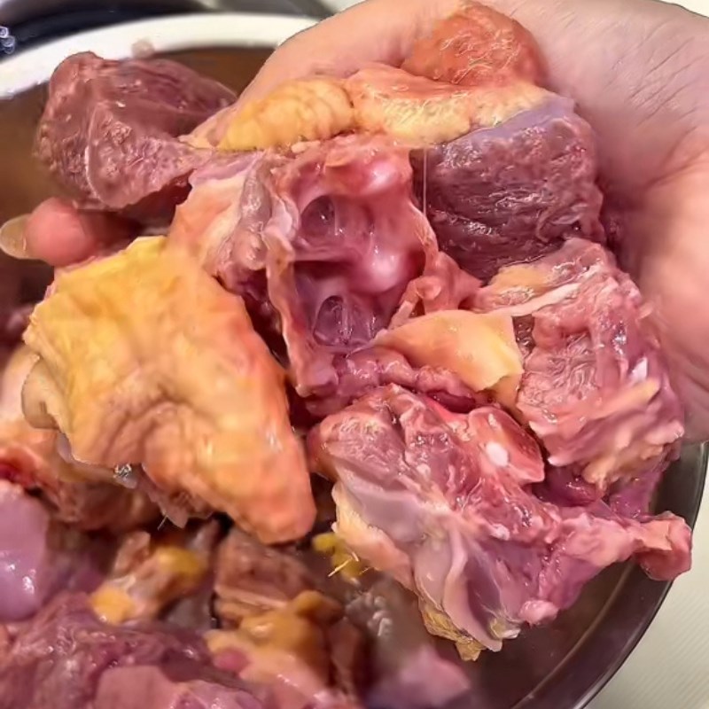 Bước 1 Sơ chế thịt vịt không hôi và ướp thịt vịt Vịt kho măng