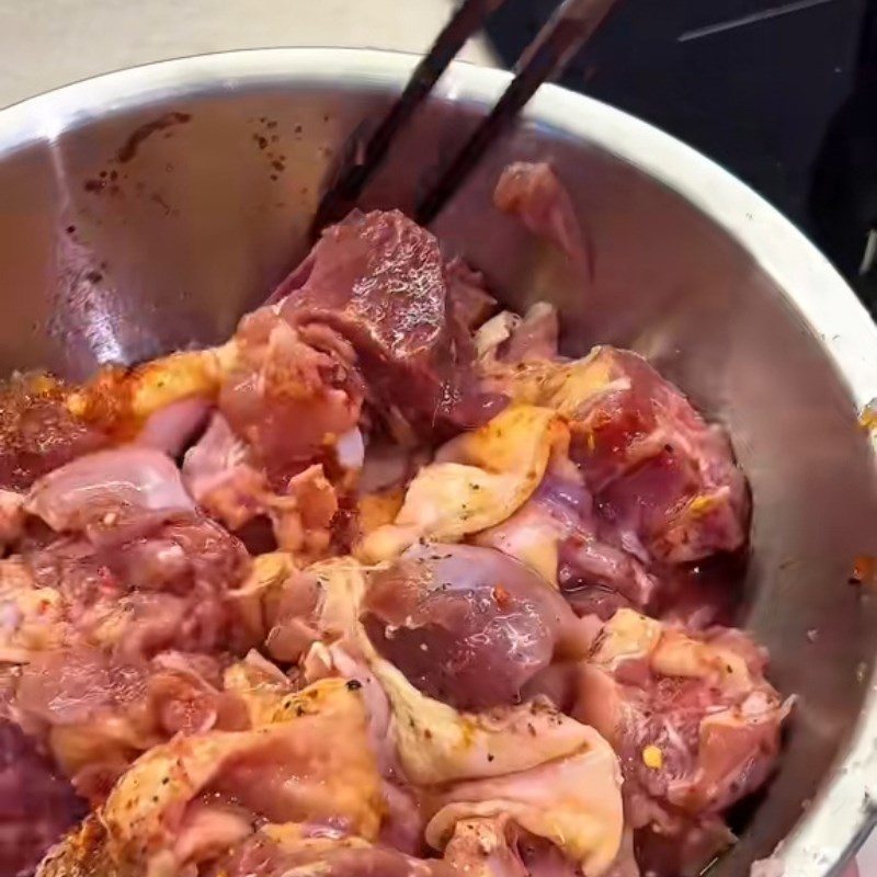 Bước 1 Sơ chế thịt vịt không hôi và ướp thịt vịt Vịt kho măng