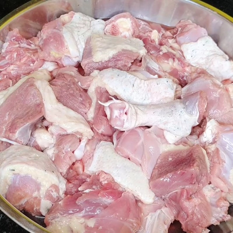 Bước 1 Sơ chế thịt vịt sạch sẽ Vịt om sấu khoai sọ