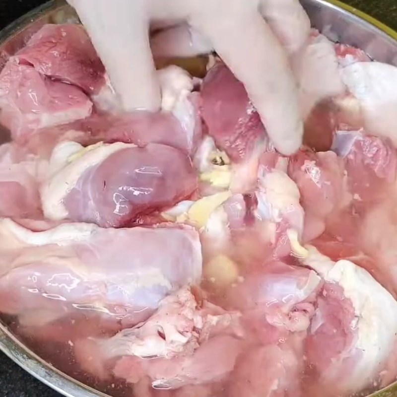 Bước 1 Sơ chế thịt vịt sạch sẽ Vịt om sấu khoai sọ