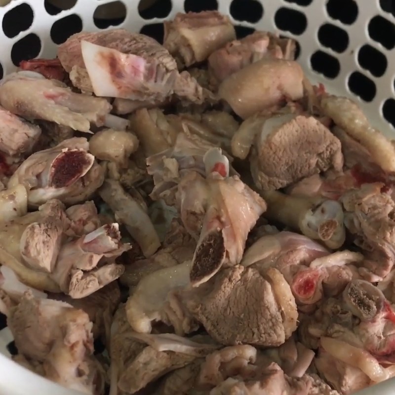 Bước 1 Sơ chế thịt vịt và các nguyên liệu Vịt rang gừng