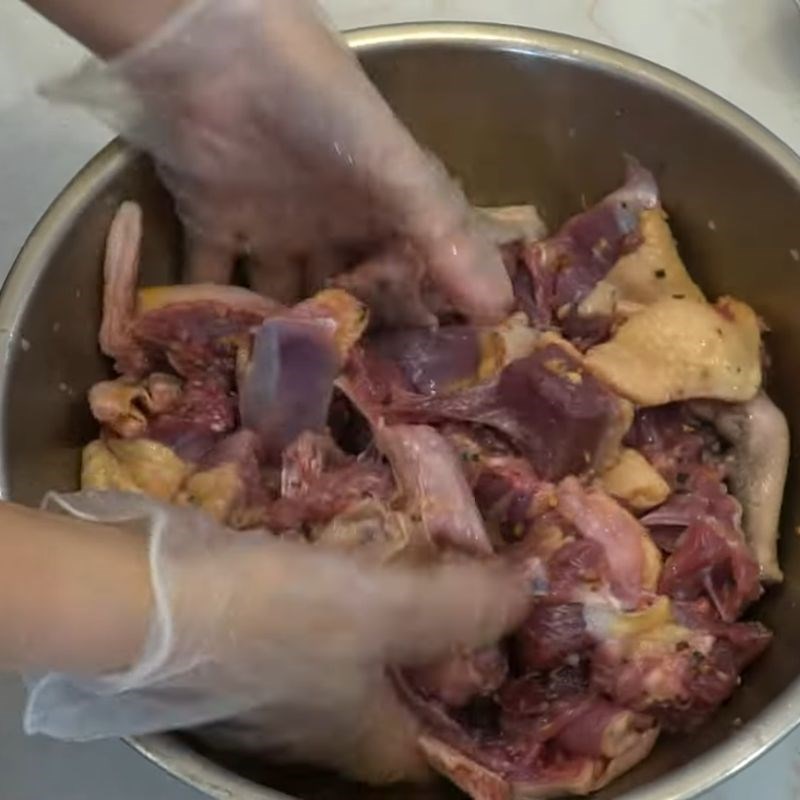 Bước 1 Sơ chế thịt vịt và ướp gia vị bánh canh vịt miền tây