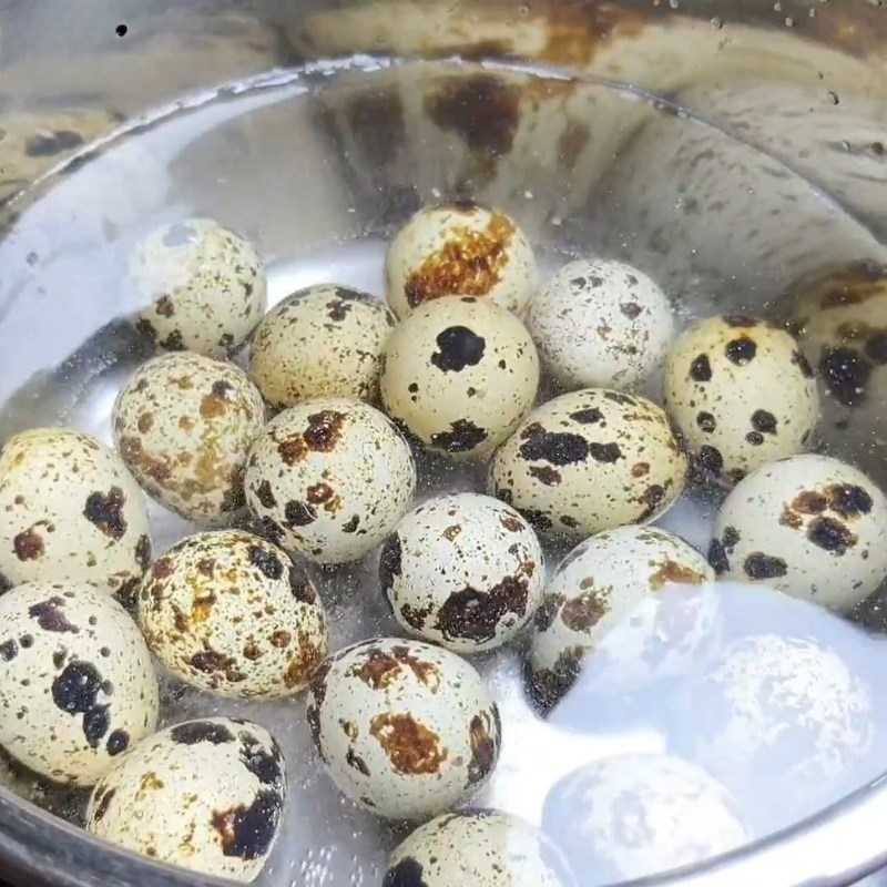 Bước 1 Sơ chế trứng cút Sốt tắc chấm bánh tráng