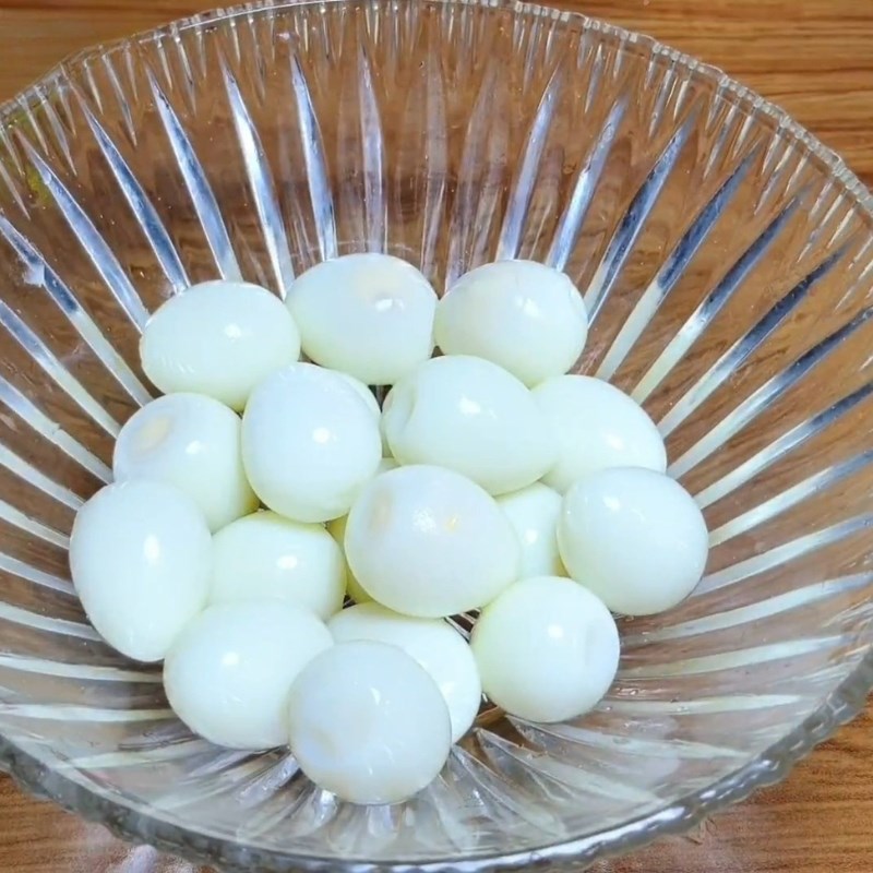 Bước 1 Sơ chế trứng cút Sốt tắc chấm bánh tráng