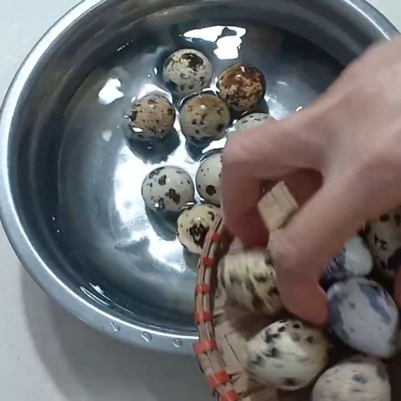 Bước 1 Sơ chế trứng cút lộn và chuẩn bị luộc trứng cút lộn luộc