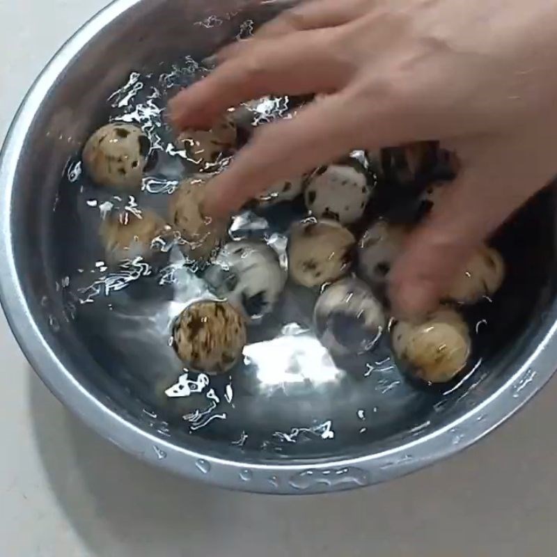 Bước 1 Sơ chế trứng cút lộn và chuẩn bị luộc trứng cút lộn luộc