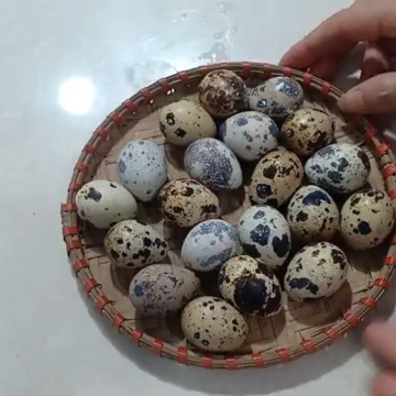 Bước 1 Sơ chế trứng cút lộn và chuẩn bị luộc trứng cút lộn luộc