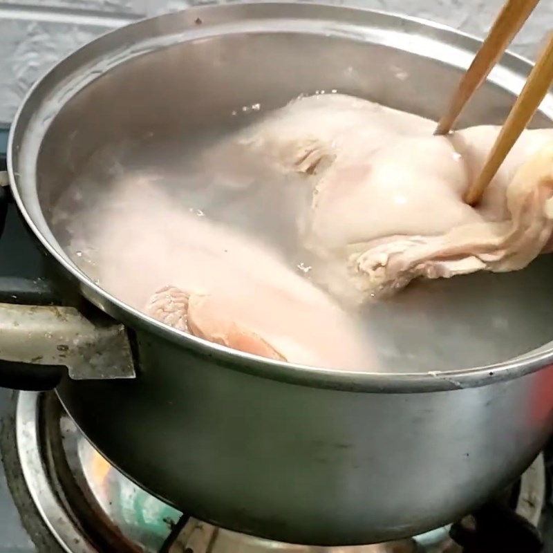 Bước 2 Sơ chế ức gà Ức gà luộc giảm cân