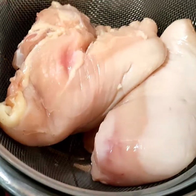 Bước 2 Sơ chế ức gà Ức gà luộc giảm cân