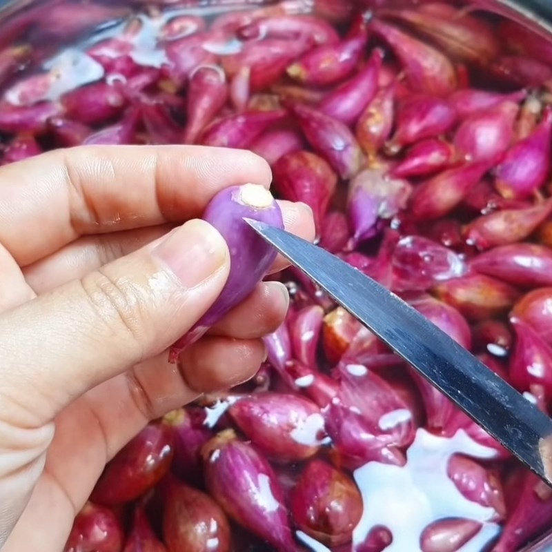 Bước 1 Sơ chế và bóc vỏ hành Hành tím ngâm chua ngọt