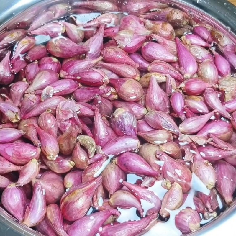 Bước 1 Sơ chế và bóc vỏ hành Hành tím ngâm chua ngọt