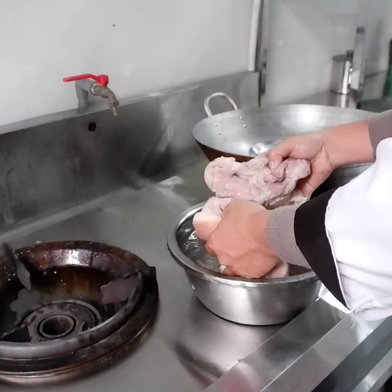 Bước 1 Sơ chế và chần nguyên liệu Giò thủ tai heo miền Bắc