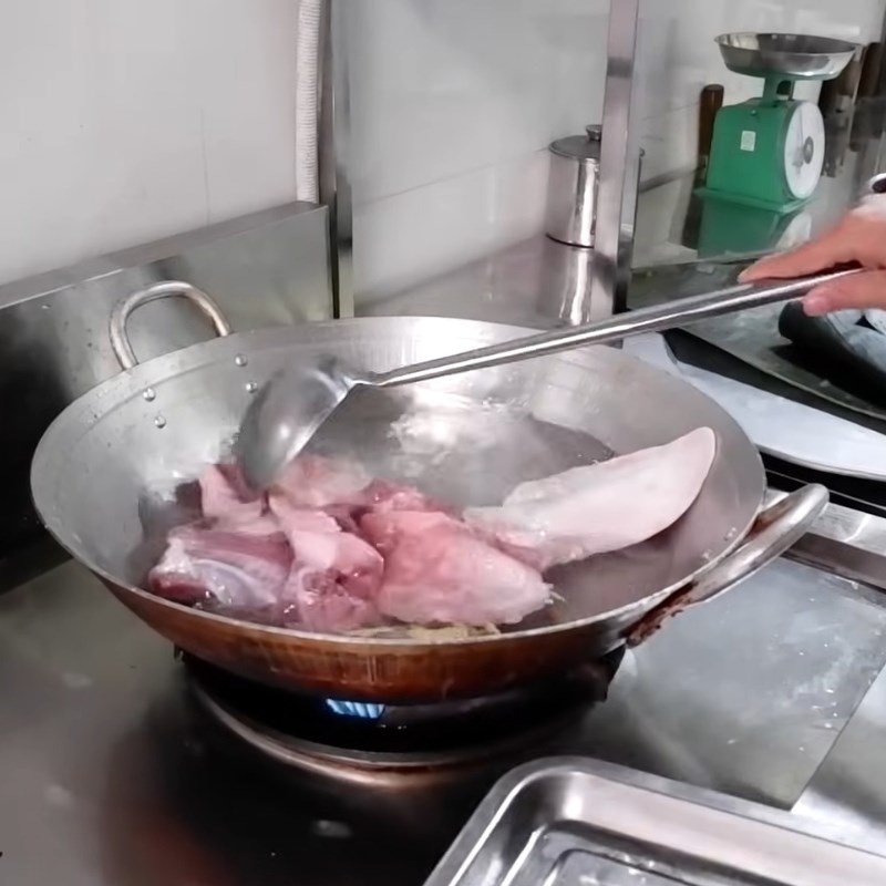 Bước 1 Sơ chế và chần nguyên liệu Giò thủ tai heo miền Bắc